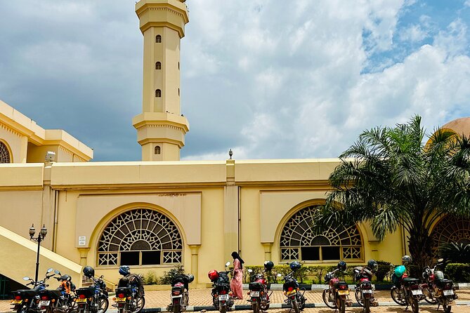 Safe Motorbike Tour in Kampala (Boda Boda Tour) - Owino Market and the first taste of a Rolex